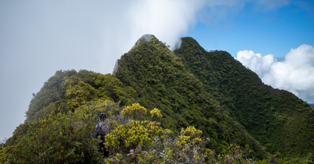 Exposed ridgeline during the final push toward the Mont Aorai summit