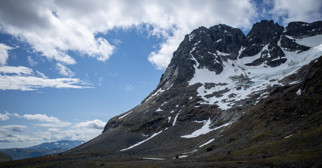 Snow-streaked mountains above the trail through Svartdalen