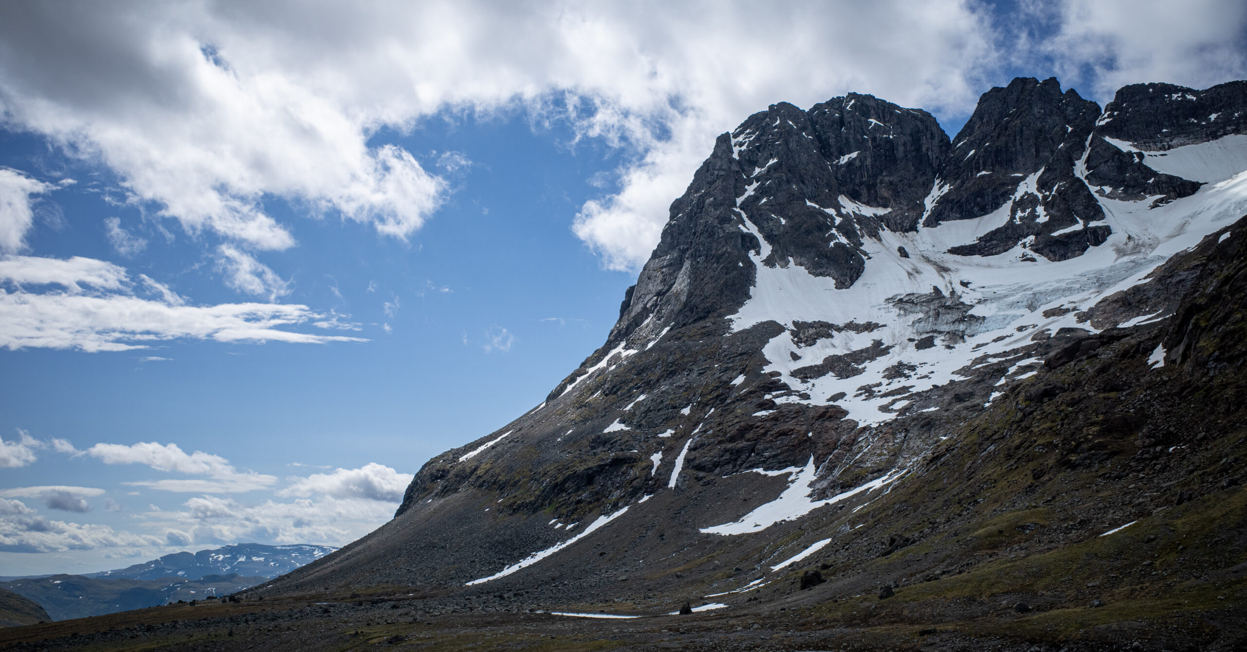 Snow-streaked mountains above the trail through Svartdalen